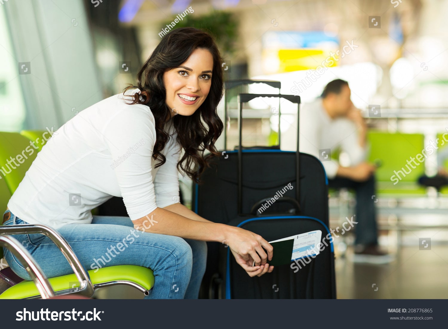 mujer con equipaje